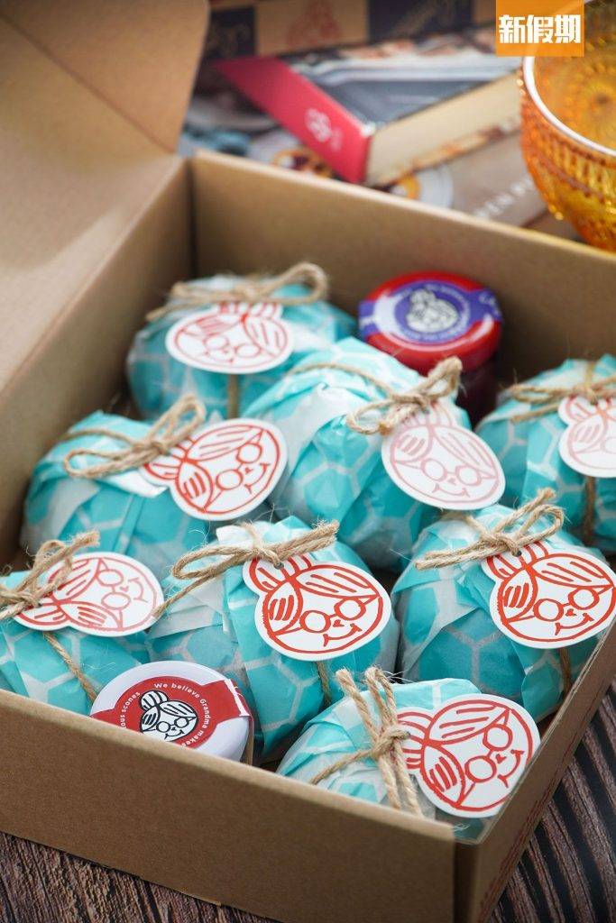 散水餅 鬆餅焗好後會用造型精美的湖水綠色包裝紙包好，麻繩綑綁，還飾以Grandma造型的Logo，十分別致！