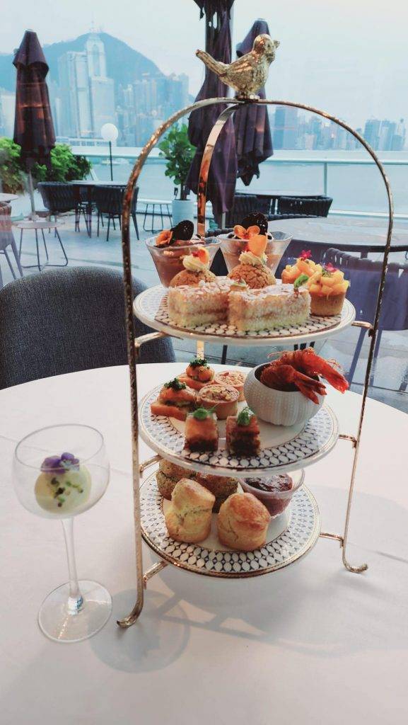 海港城餐廳 露天餐廳2023｜3層架下午茶有多達16款鹹甜點，還有連飲品。