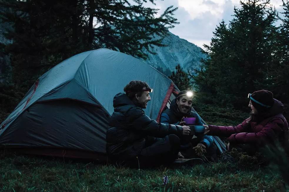 露營帳篷 野營頭燈是必備好物。