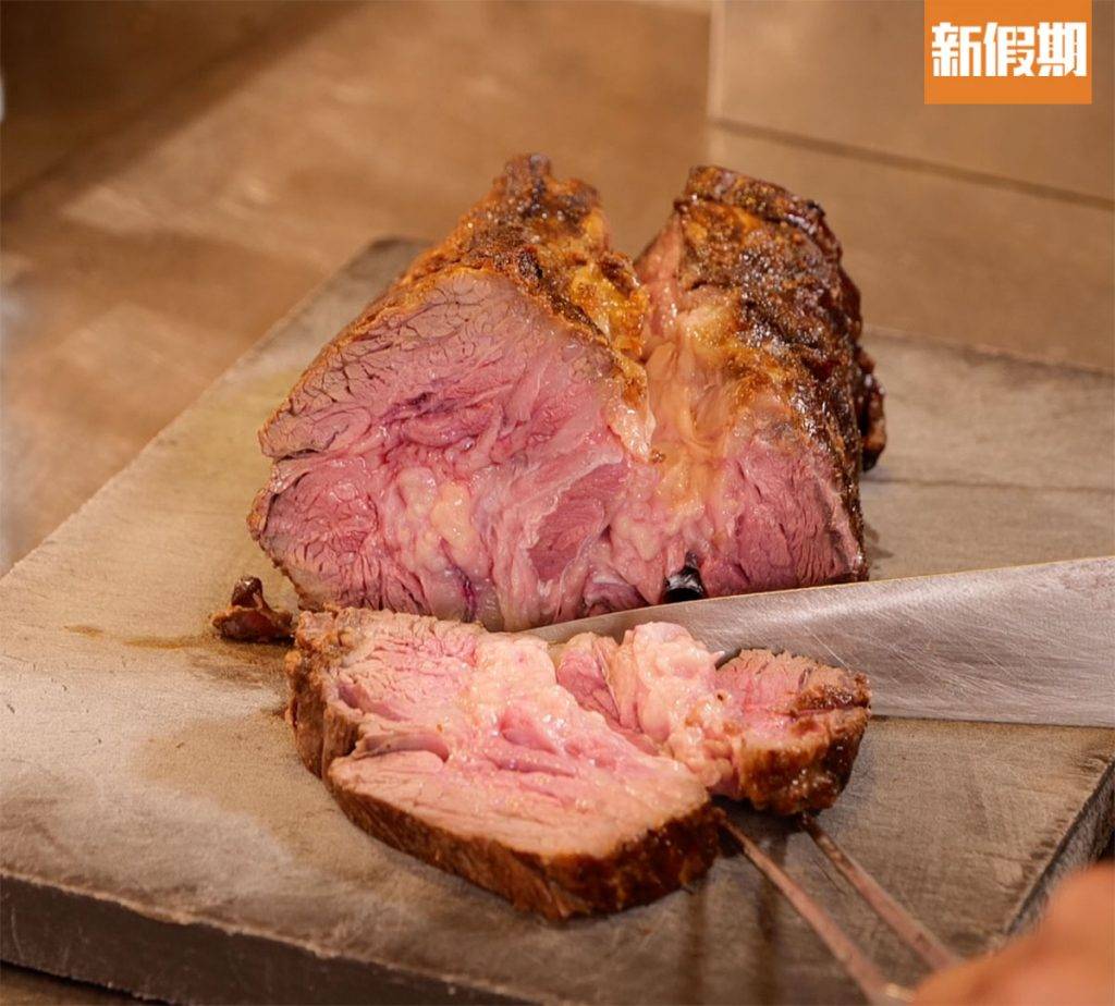 燒牛肉肉心粉嫩肥美。