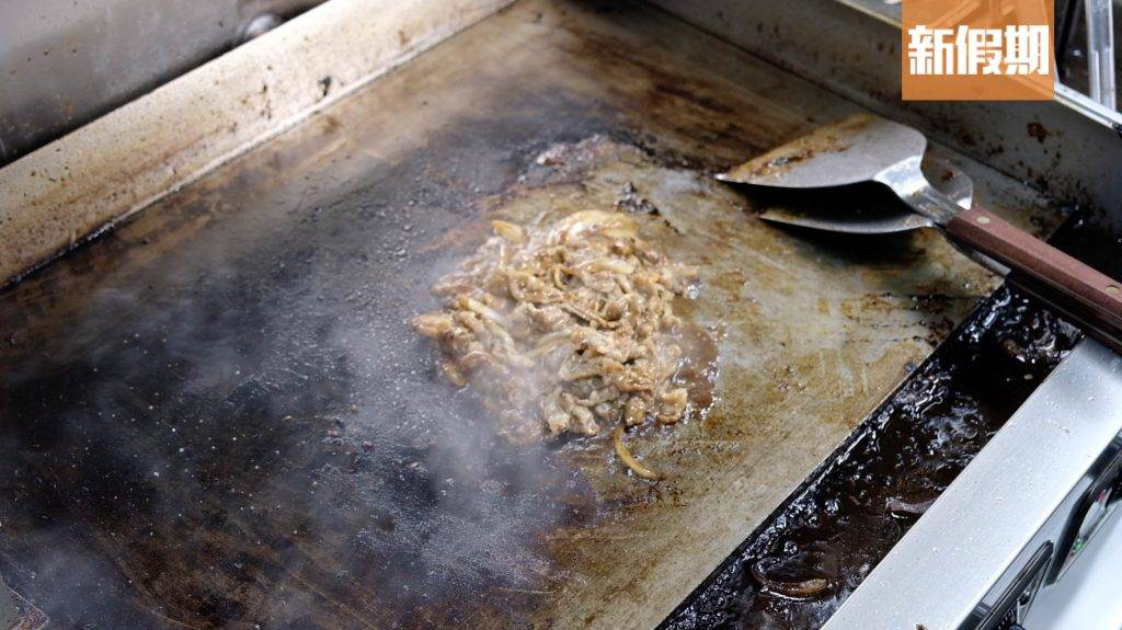 燒牛丼元祖 所有肉類都即叫即烤，肉類用上秘製醬汁醃製。