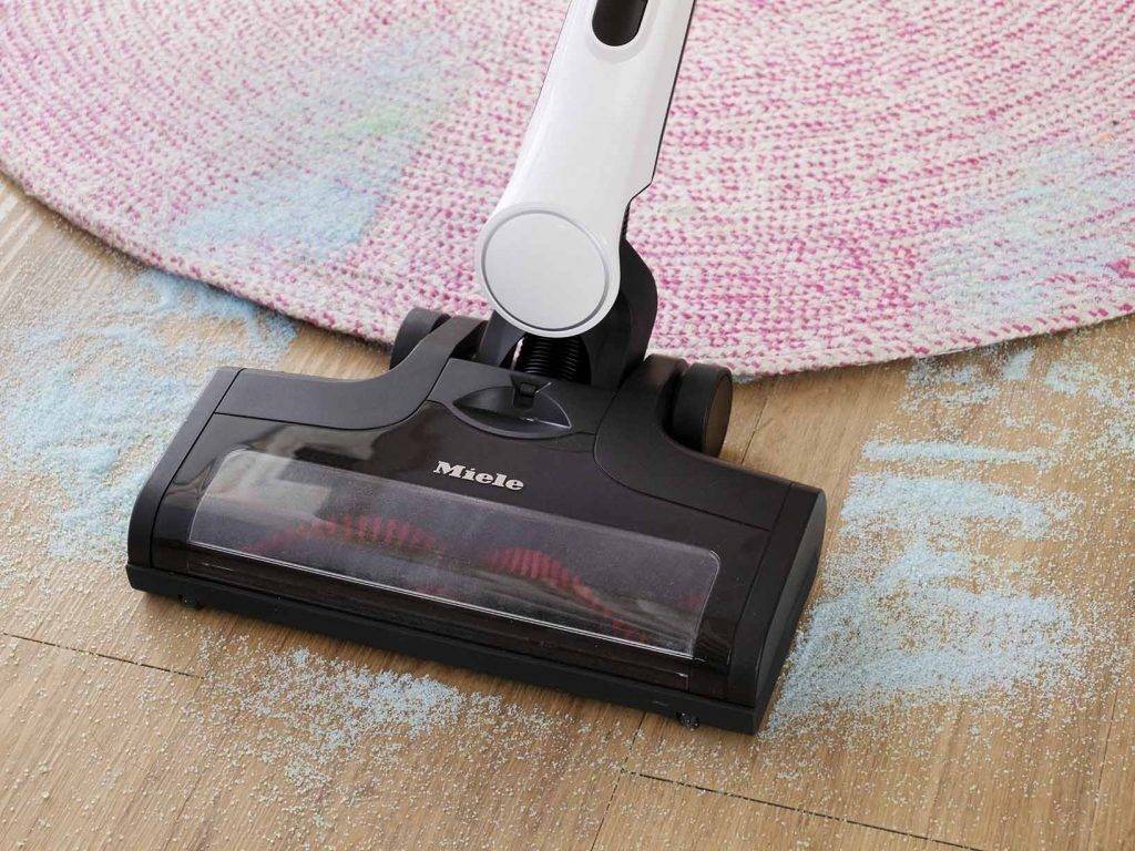 無線吸塵機 地板吸頭會根據地板材質去自動調節吸力轉速，遇上地毯呢啲比較難清潔乾淨嘅材質就會自動轉速，一下就可以將地毯上嘅污糟嘢吸走晒～