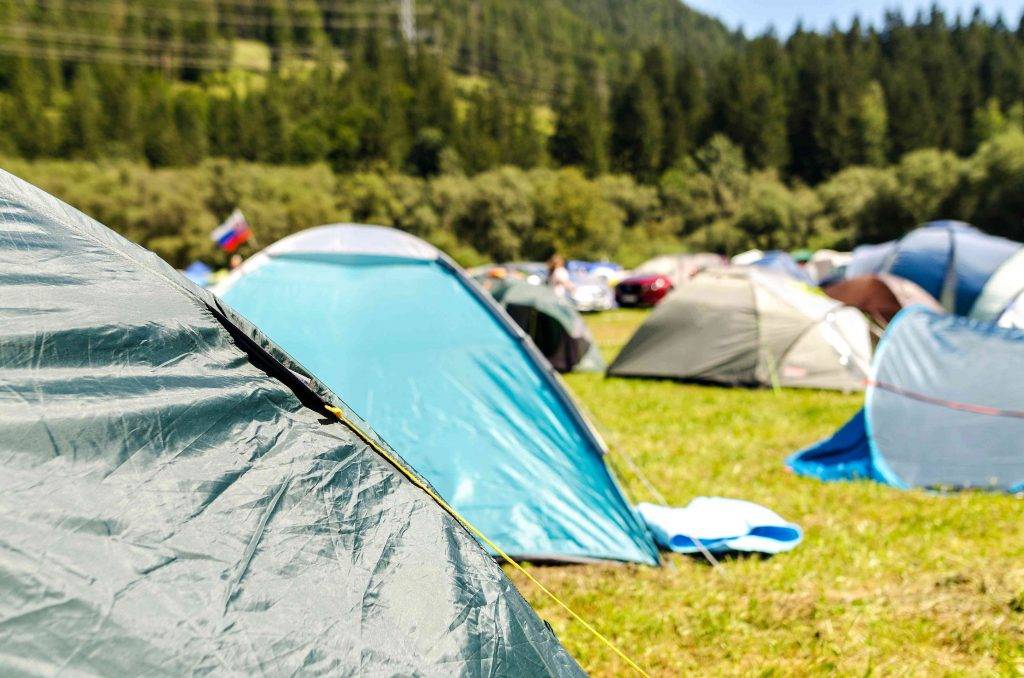 露營的營具只有一條拉鍊，不是人人都有安全感。