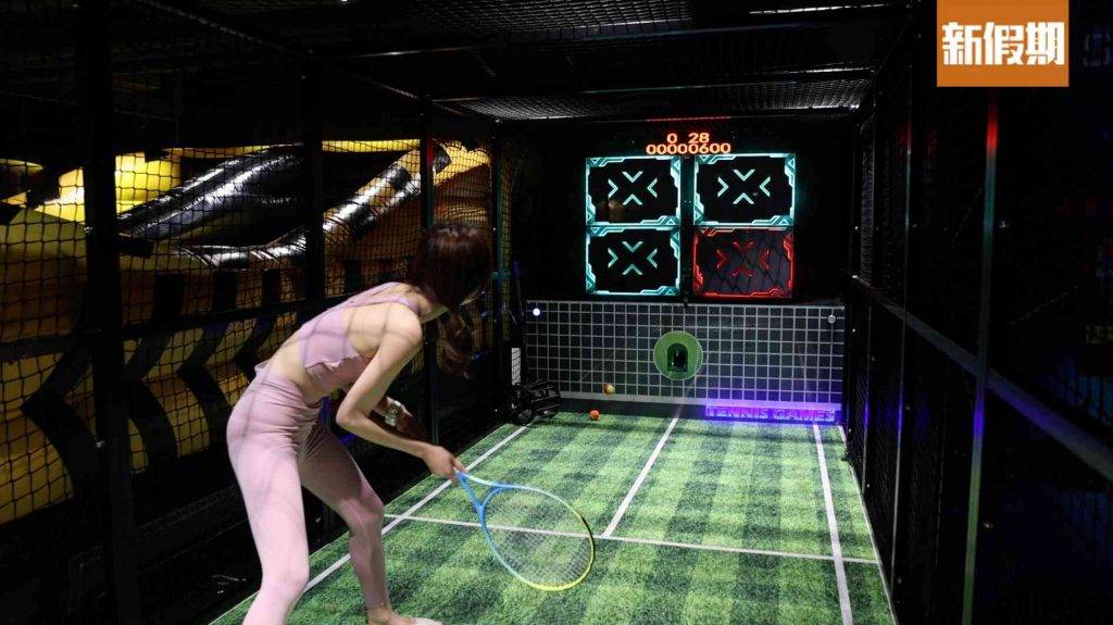 室內好去處 「瘋狂擊球手」揮動球拍將網球撃中顏色燈板，同朋友鬥高分啦！