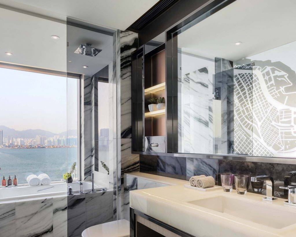 Hyatt Centric 部份房間的浴室也可望到偌大的海景，打卡熱點！
