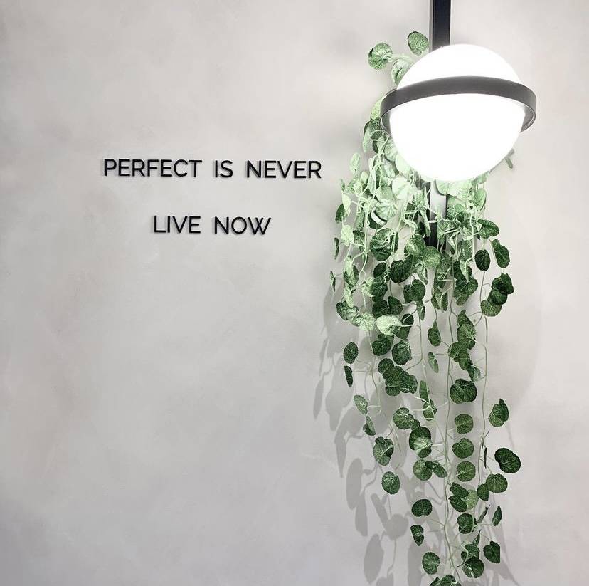 大坑美食 店內純白牆身印有「Perfect is never, live now.」字句，是文青打卡好位置