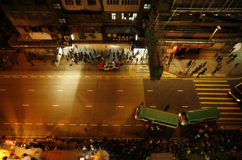 裕民坊 觀塘可是東九龍的不夜城，多夜都有市民等候車輛。