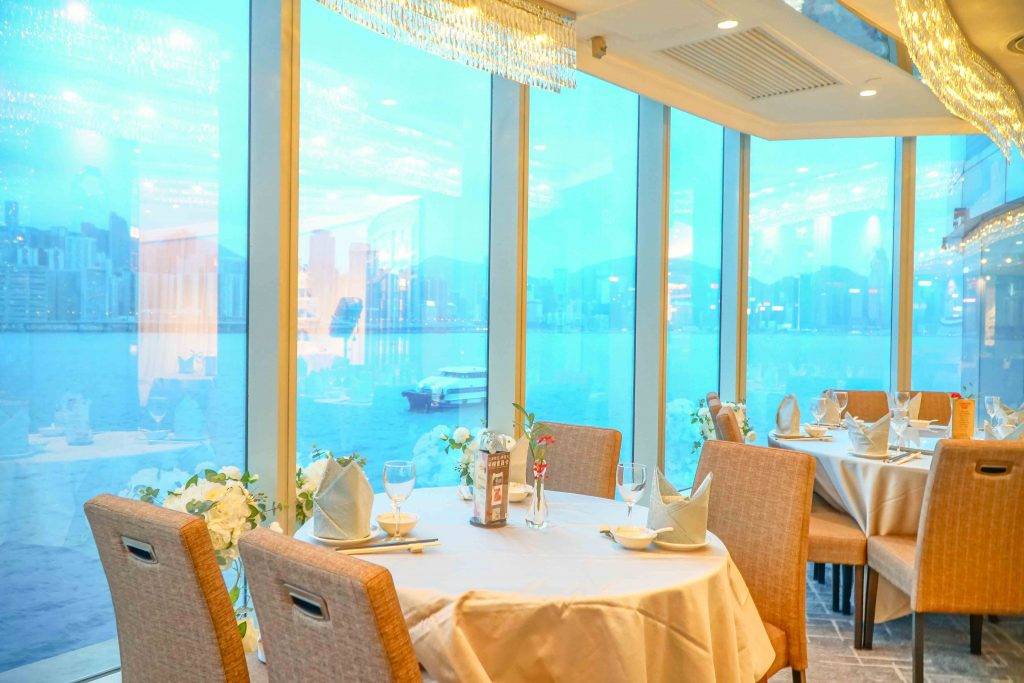 飲食優惠 餐廳採用210度孤型落地玻璃，可望到壯麗海景