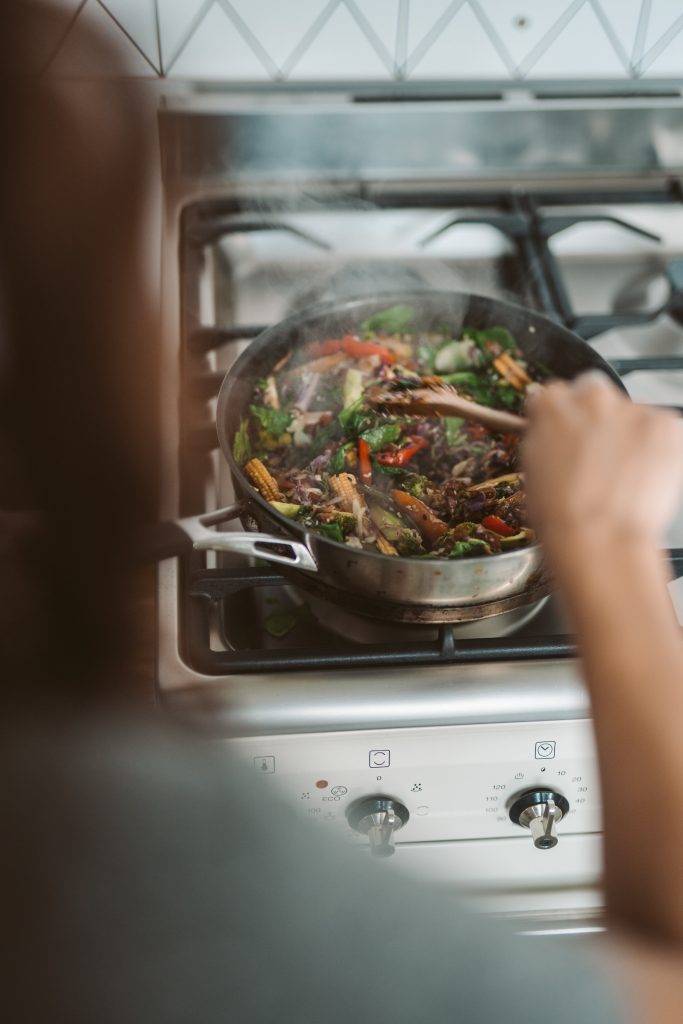 慳電 蒸和炒均是節省能源的煮食方法。