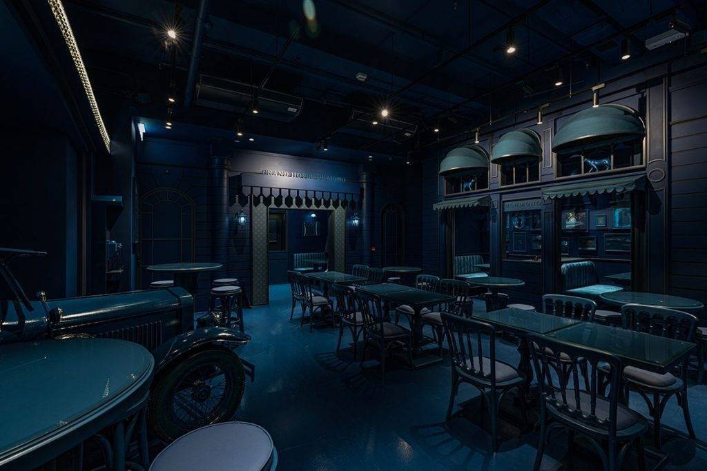 尖沙咀Cafe 餐廳全間以藍調設計，氣氛神秘夢幻。