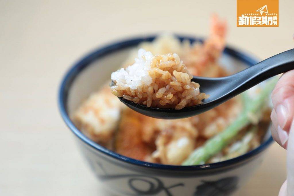 天丼 米飯用日本青森縣的白米，質感較軟腍但吃得出米香，沾滿鰹魚汁醬油，送飯一流。