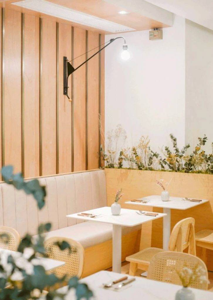尖沙咀Cafe 配合生活美學家、日本草月流花藝師關琬潼的素雅花境，全店採用溫暖木系色調，窗明几淨，坐得舒服。