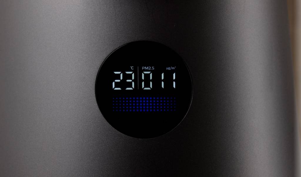Philips 數碼介面即時顯示PM2.5指數及室溫，四色空氣質素顯示燈反映室內空氣質素。
