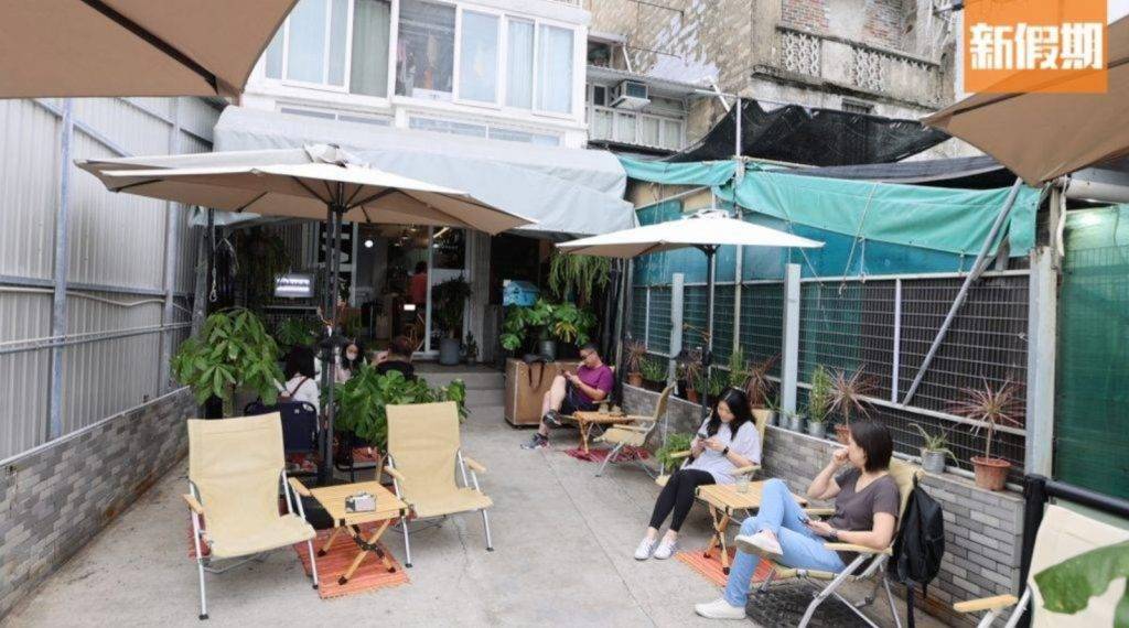 長洲美食 Haika Coffee門外的露天位置相當舒服，為客人的熱門座位。