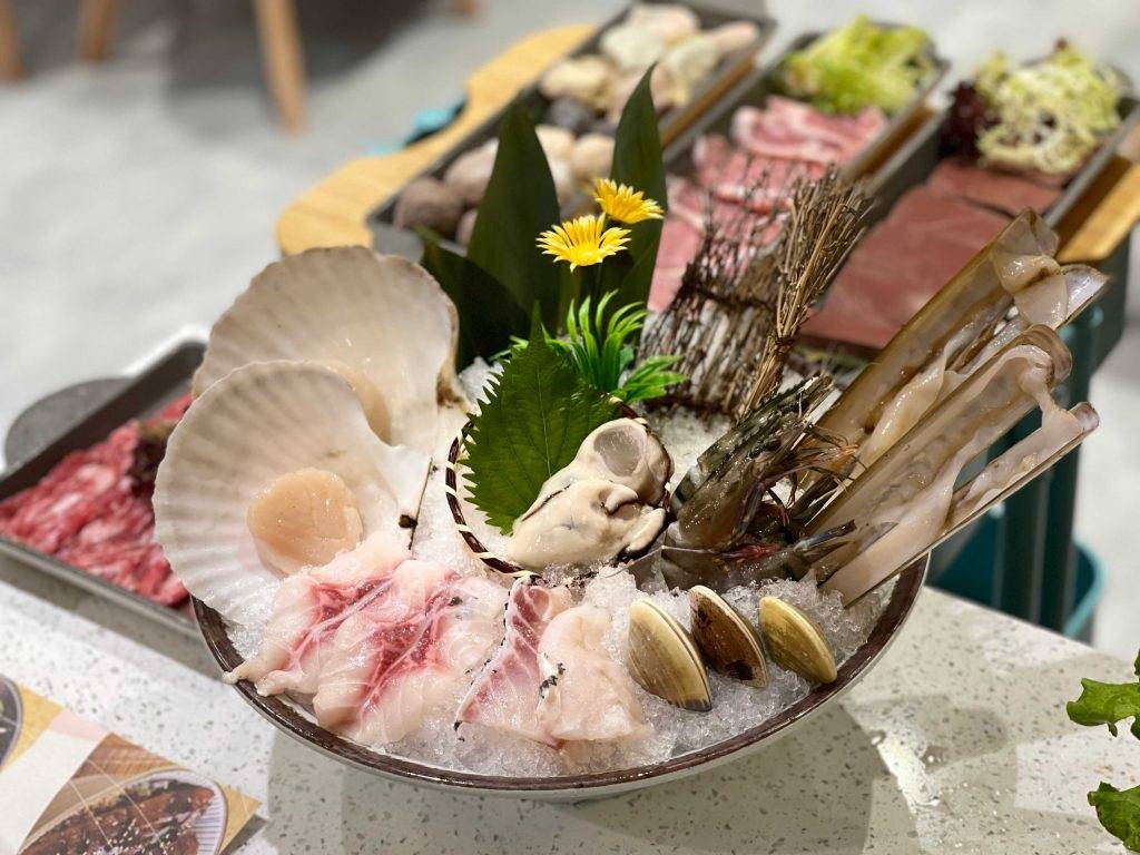 為食火鍋公司 海鮮拼盤會選是日海鮮，當日就有扇貝、廣島蠔、蟶子、蜆及鯇魚。