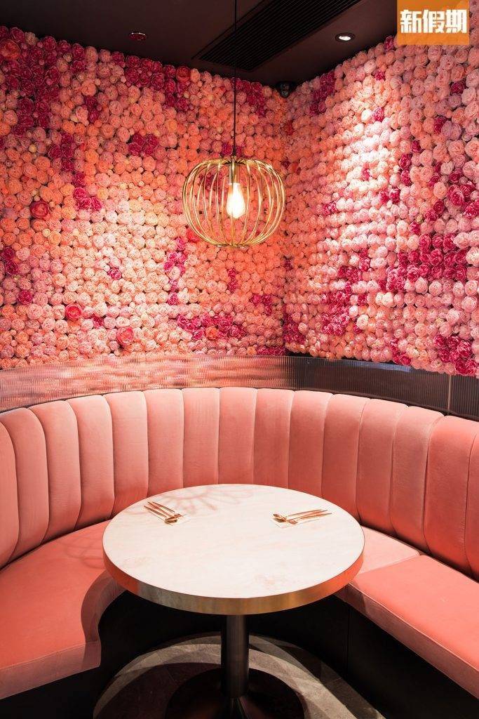 尖沙咀Cafe 新開的Camellia，甫入餐廳，迎接的是一幅延至店尾，以山茶花作主題的特色牆，啱晒同姐妹去打卡。