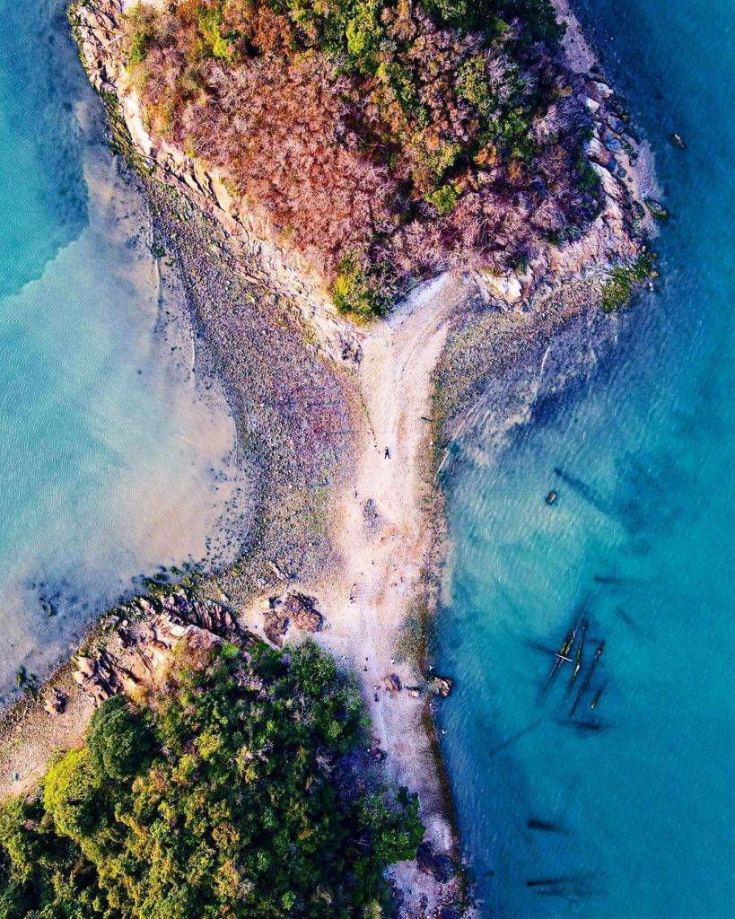 欣澳的長索島，潮退時與鹿頸村連接，有港版「天使之路」的美譽。（圖片來源：IG@jc_hiking）