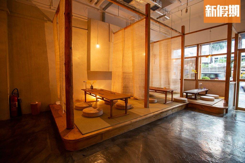 悄悄食堂 悄悄食堂的裝修古道具店「常常集品」設計，沿用了實木及簾的日式風格。