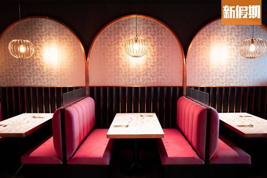 尖沙咀Cafe 配上拱門及以多層磨砂與清鏡托底的拱窗，並以金邊勾畫出其線條，配合天然淡粉紅雲石餐枱、多種色調的粉紅色桌椅和梳化非常有格調。