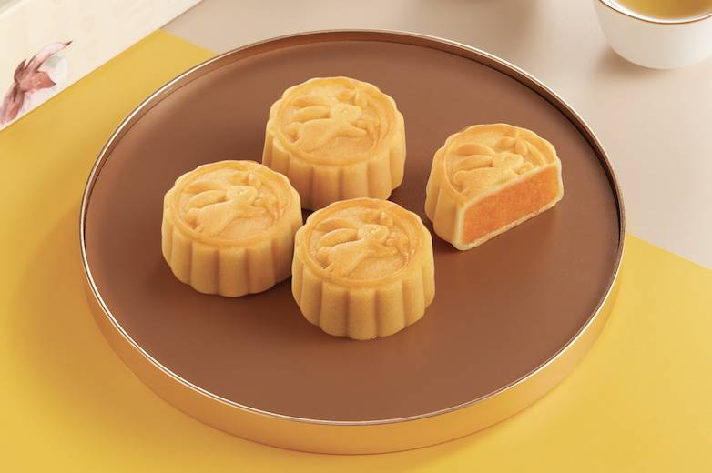 奶皇月餅：金黃鬆化外層鎖住以濃滑奶油及金沙蛋黃製成的奶黃餡，口感香甜而不膩！