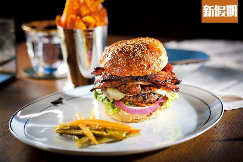 尖沙咀美食 HENRY Burger  漢堡包是美式餐廳必備的，以六安士USDA 牛肉漢堡，配7-pepper牛腩片、煙燻香腸、煙肉，肉類愛好者必試。