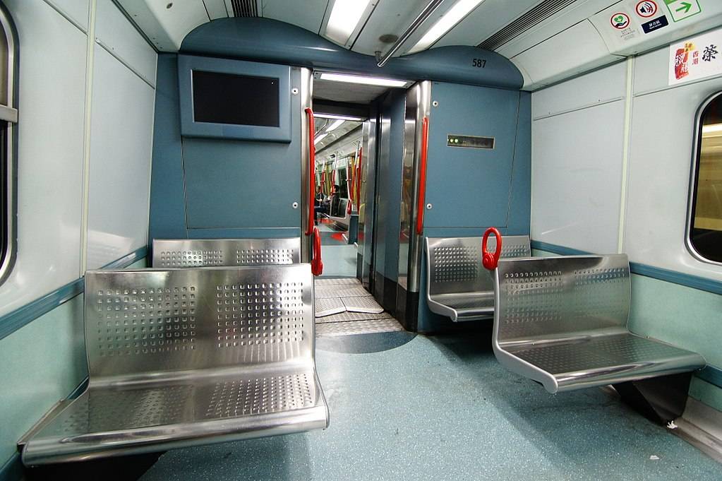 港鐵 東鐵線設有兩人座位，雖然唔算窄，但坐三人的確係會唔太舒服。
