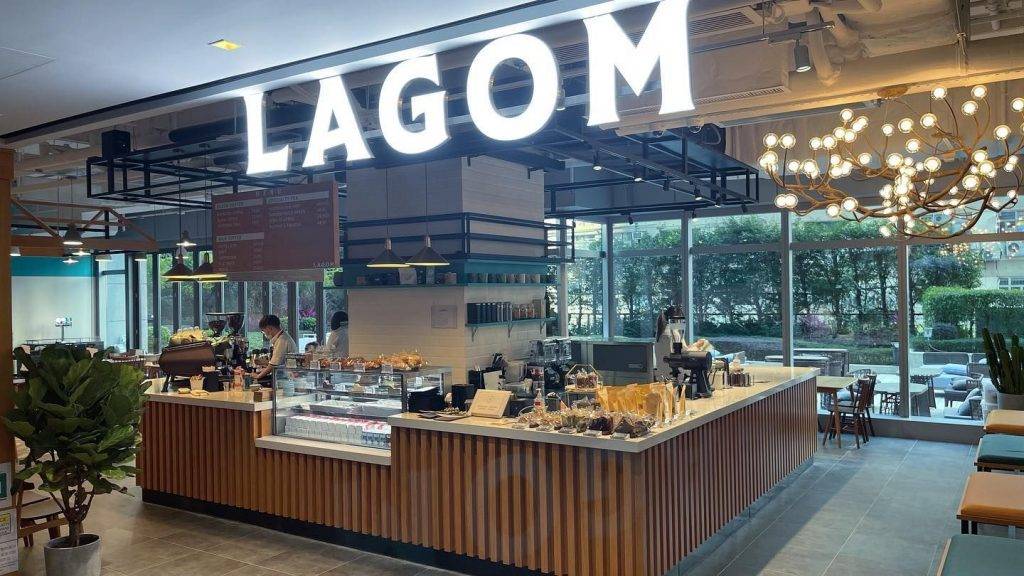 觀塘美食 桔梗副線Lagom Kaffe觀塘店採落地大玻璃設計，採光度十足！