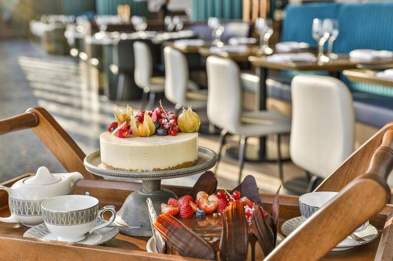 海景餐廳 情人節餐廳2023推介｜更有桌邊服務，侍應們會把餐車推到桌子前，逐一介紹是日精選蛋糕。