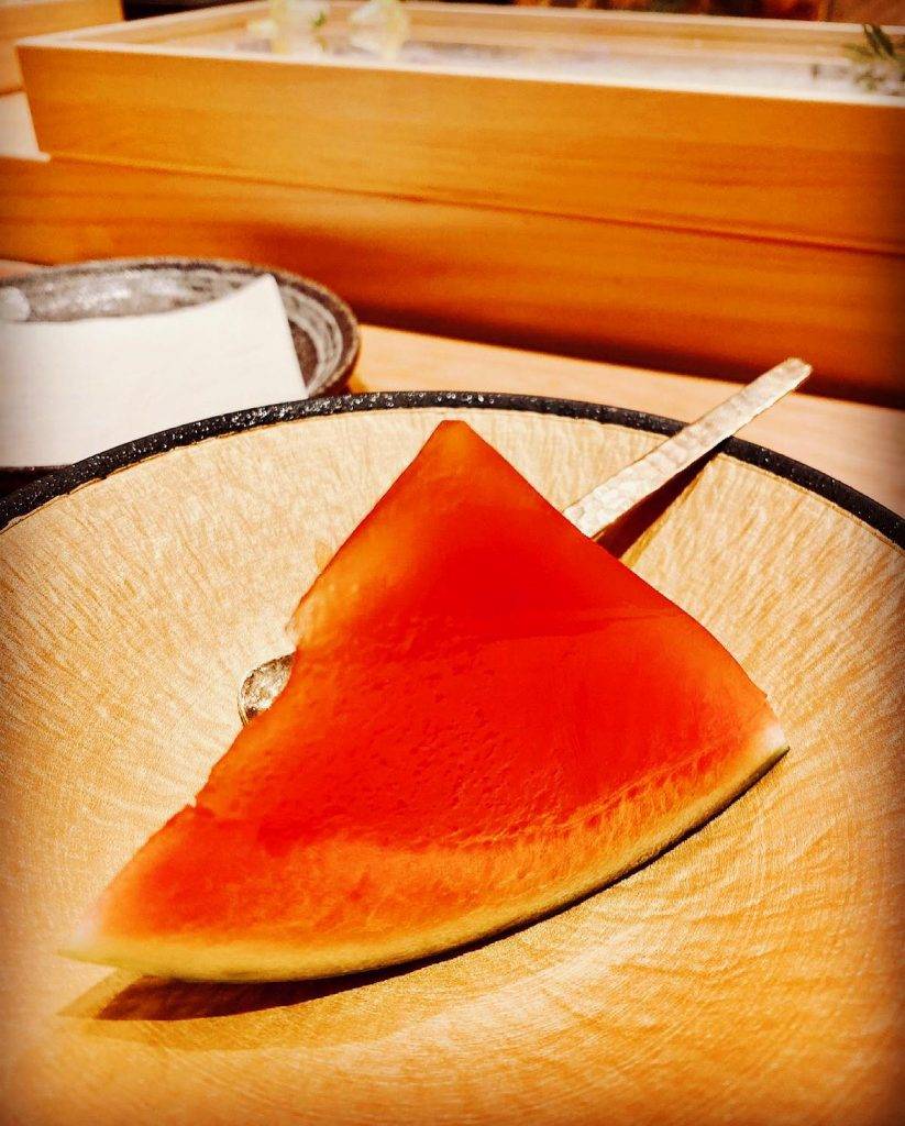 鮨美澄 西瓜啫喱甜品方面有不同水果外型的啫喱，其中一款表面看似西瓜，其實食落是帶有酒味的啫喱。