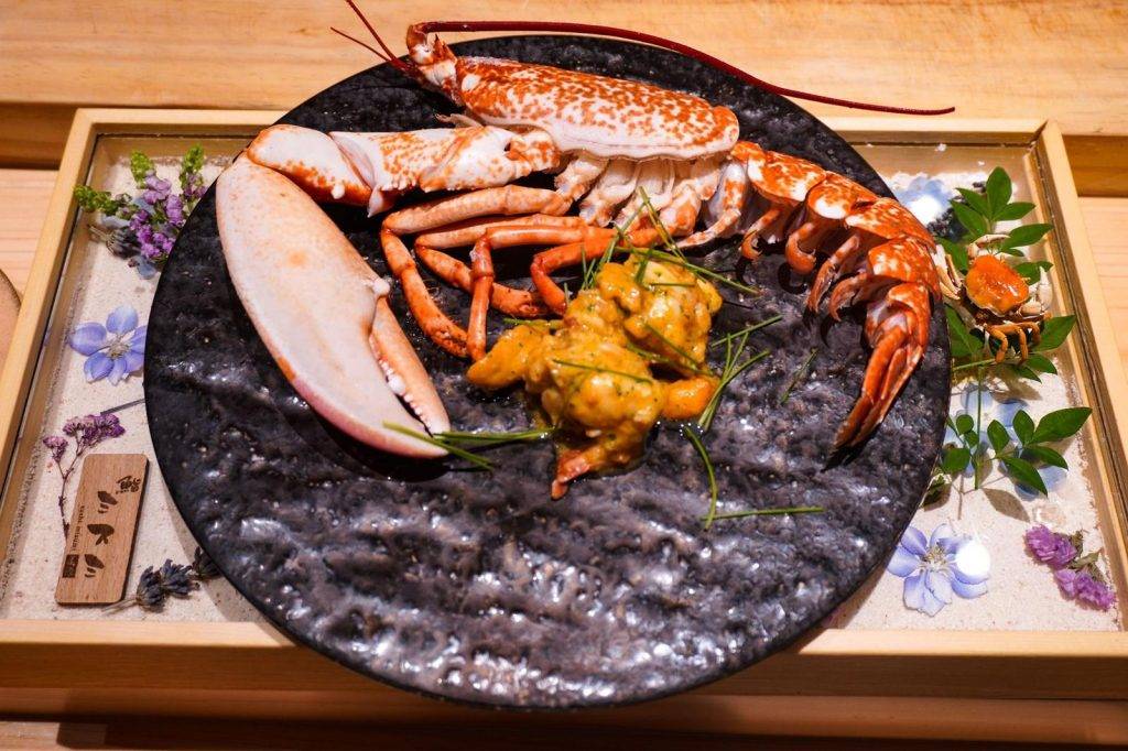 鮨美澄 法國藍龍蝦配海膽醬法國藍龍蝦是不論出口及產量都甚少，蝦肉厚實，食落有彈牙的口感，帶有鮮甜味。而配上海膽是香港坊間甚少見的組合。