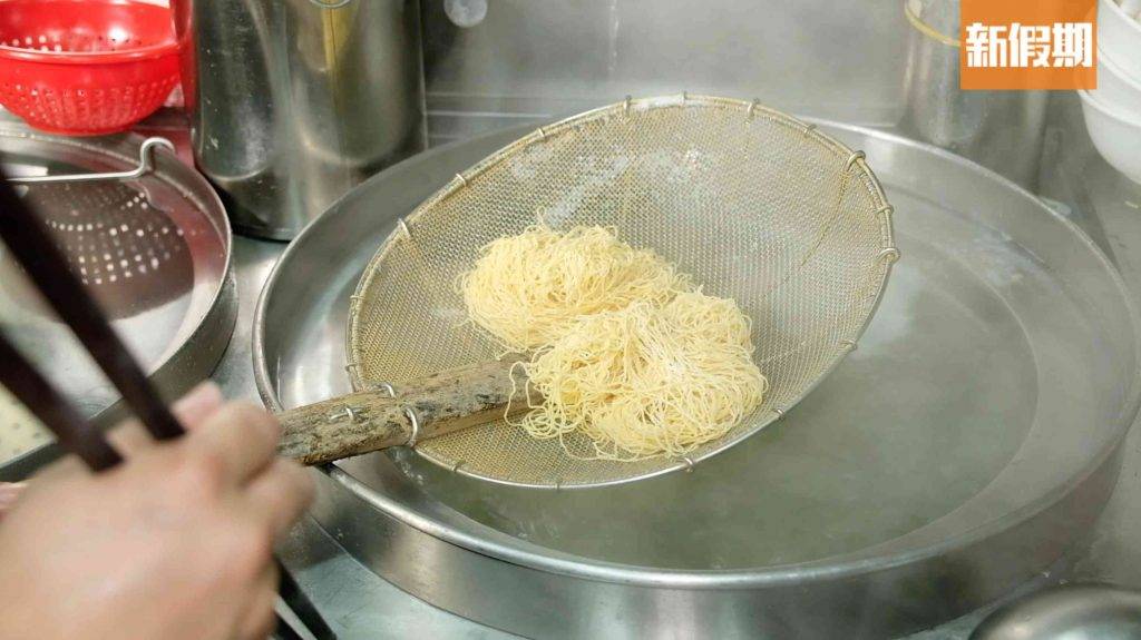 十大碗粥麵專家 麵底要先去鹼，煮數十秒後過冷河。