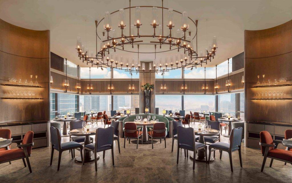 Salisterra 餐廳主要採用明亮色調，落地大玻璃設計能飽覽高空美景。