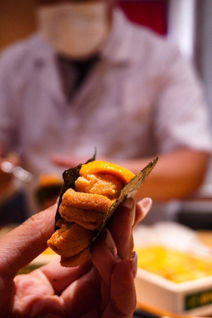 鮨美澄 北海道馬糞海膽熱狗用紫菜包起來吃形成爆餡熱狗，真是瓣瓣海膽都好鮮甜！