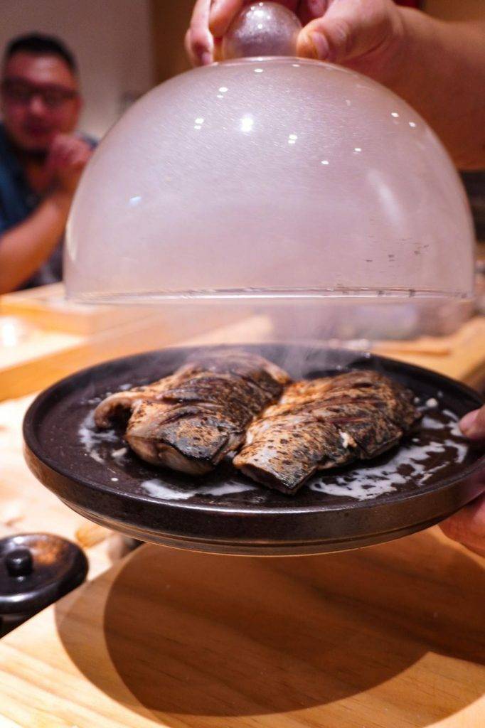 鮨美澄 稻草燒長崎五島鯖魚鯖魚呈現半生熟狀態，表面燒得相當脆口，建議包著紫菜食，口感層次更豐富！
