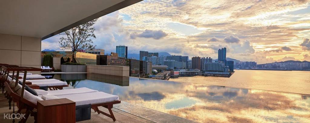 Klook優惠 你可於香港瑰麗酒店行政廊瑞閣，飽覽整個維港的超美景色。