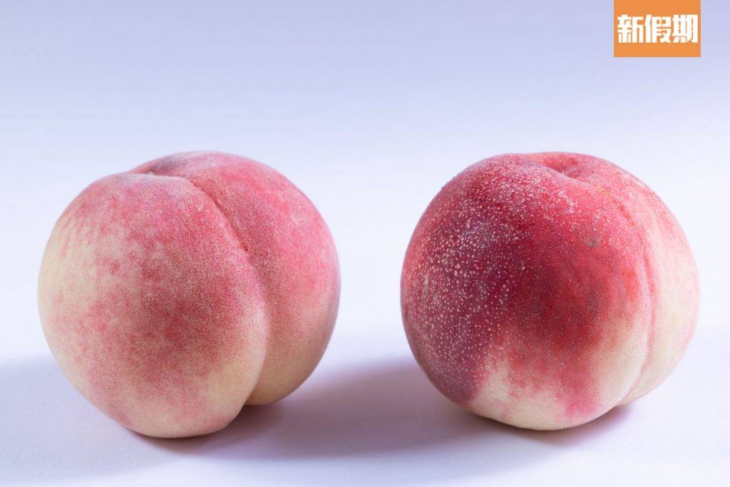 水蜜桃 有比較之下，一看便發現左邊的桃沒有斑點，而右邊的卻有很多。