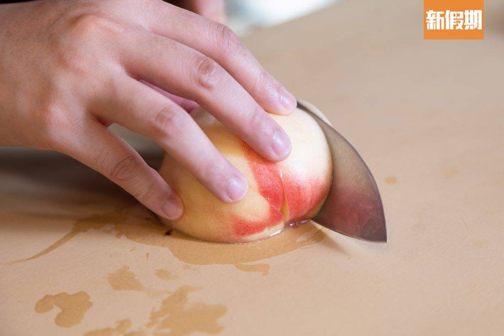 水蜜桃 step 4：將半邊桃打直切成4條。