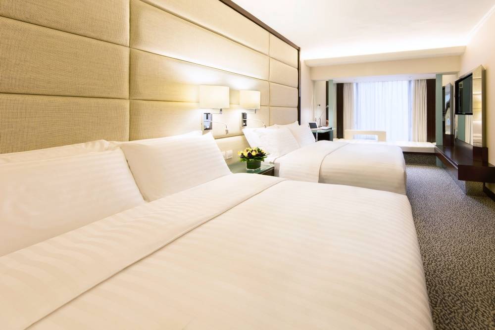 富豪酒店 寬敞的豪華客房設備齊全，為你提供舒適的住宿體驗。