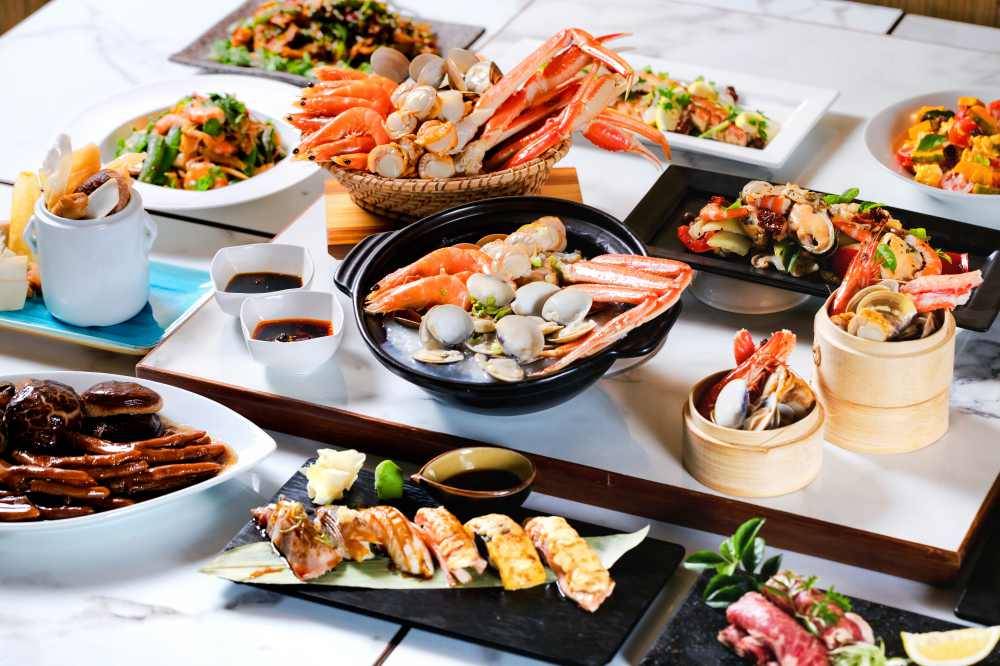 酒店特別搜羅各地多款時令海鮮食材，過百款菜式可以用優惠價一次過吃到！