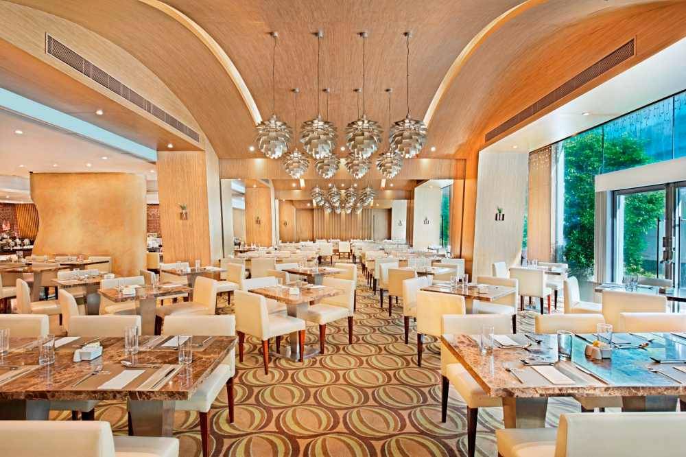 8度海逸酒店 8度餐廳內部延續酒店大堂的傾斜設計，配合柔和的燈光及舒適的座位，讓你放鬆享受各式好滋味！