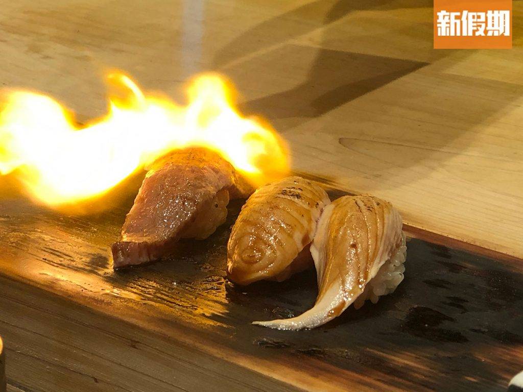 江戶壽司秀 要是坐在吧枱前，更可看到師傅用火槍炙燒壽司，魚香流出，引人食慾。
