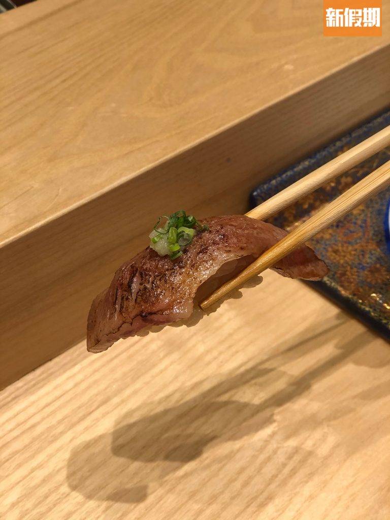 江戶壽司秀 炙燒佐賀和牛壽司炙燒過後用青葱提味，肉質軟嫩。