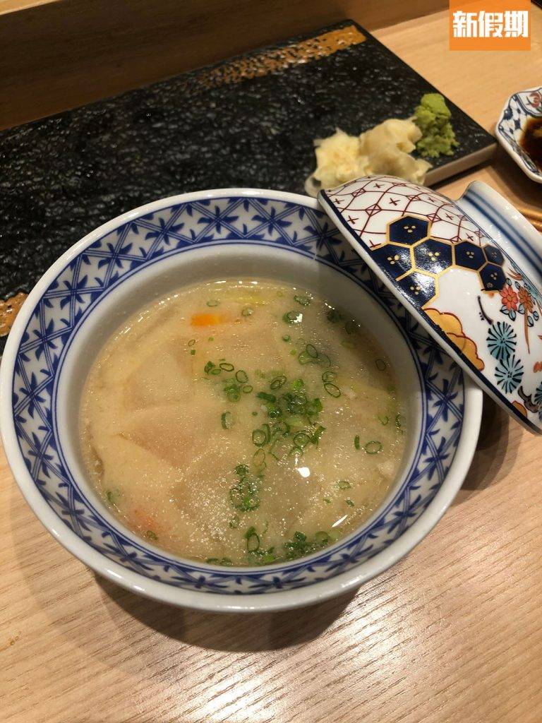 江戶壽司秀 石狩湯​搭配昆布與醇厚的味噌湯底一起燉煮，清清味蕾，和暖胃口，很滿足。