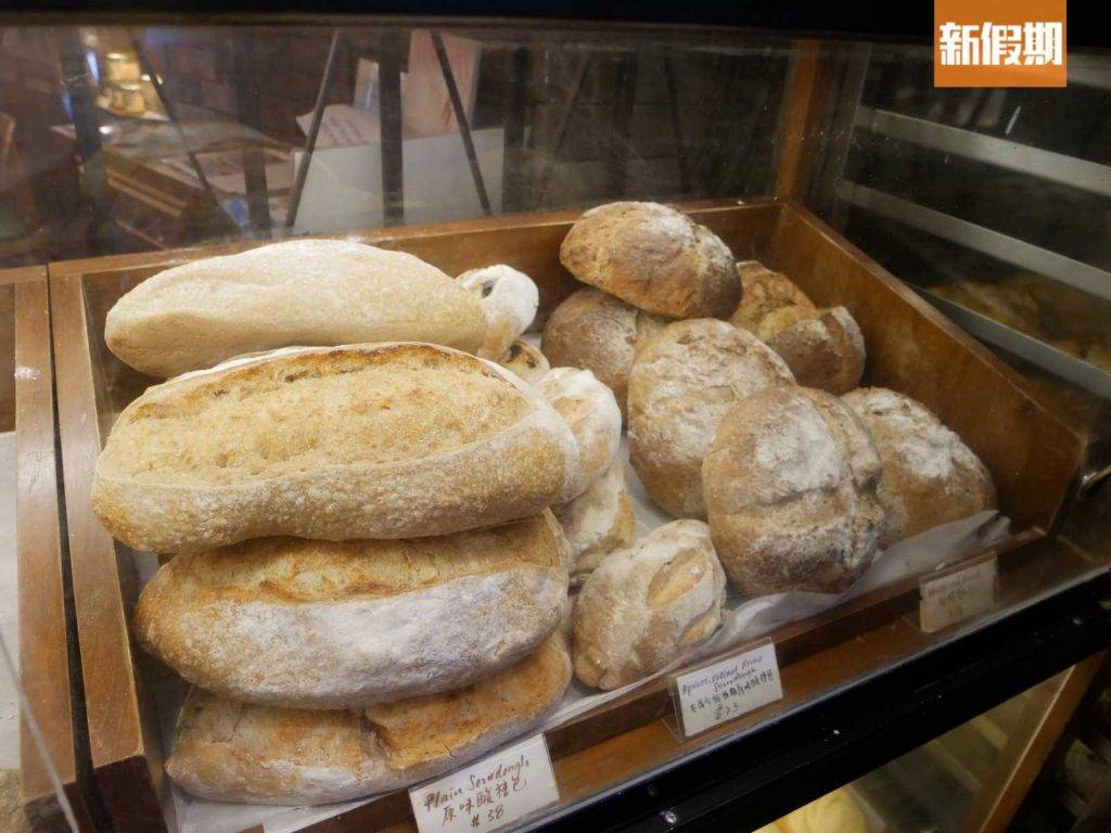MIRROR 梅窩美食｜Village Bakery 酸種麵包是小店的招牌名物。