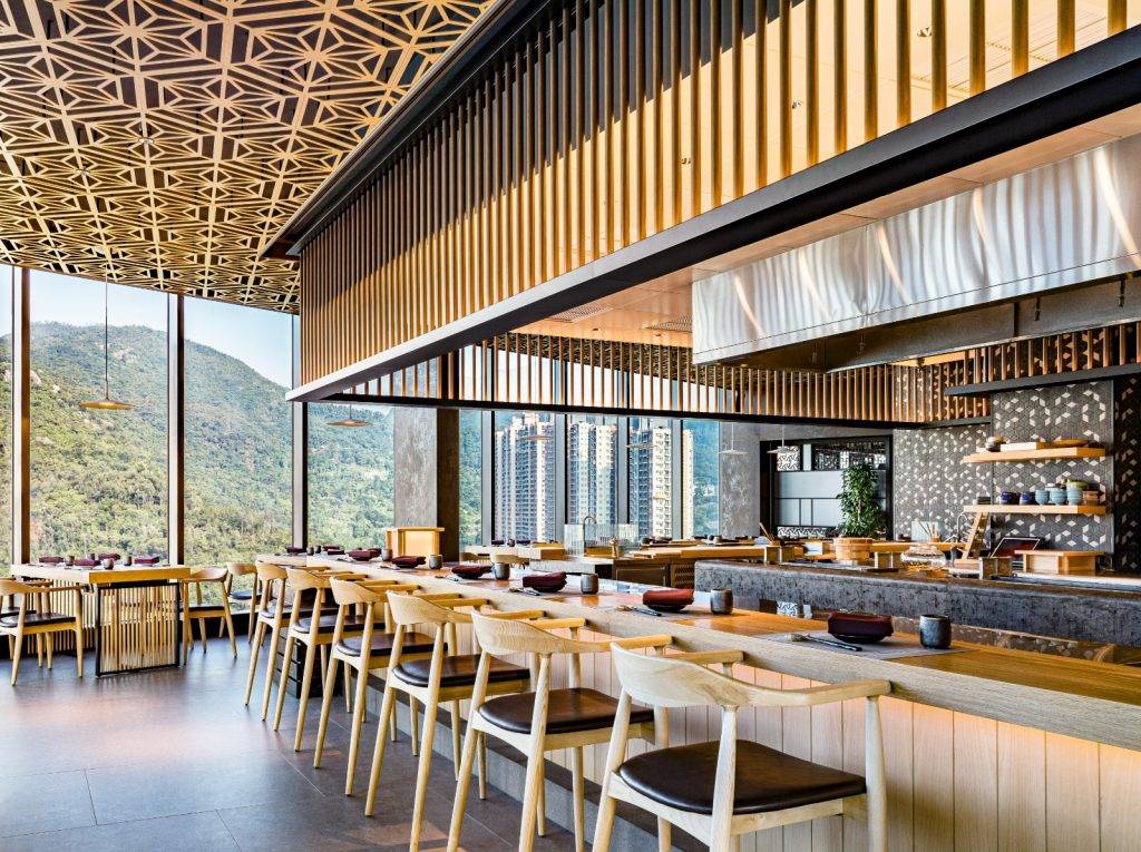 源峰 沙田帝逸酒店的源峰餐廳位28樓，落地玻璃設計飽覽靚景。