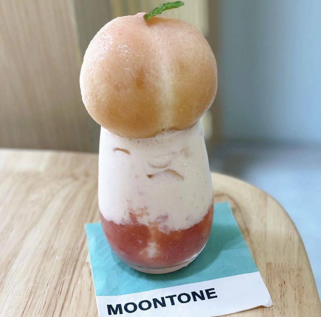 Moontone 原個日本白桃角酪除了掛杯上的白桃，乳酪底部還有粒粒果肉。