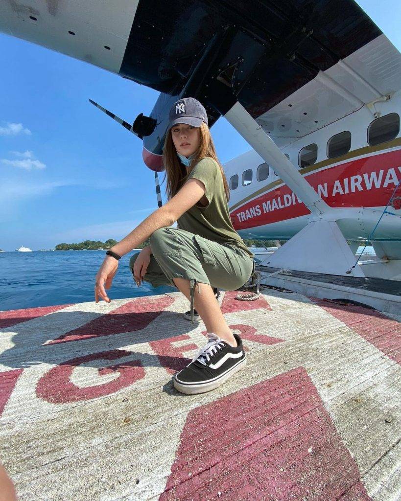 全球最美女孩 同樣是cap帽和板仔鞋，穿在 Kristina Pimenova 身上就是不同！