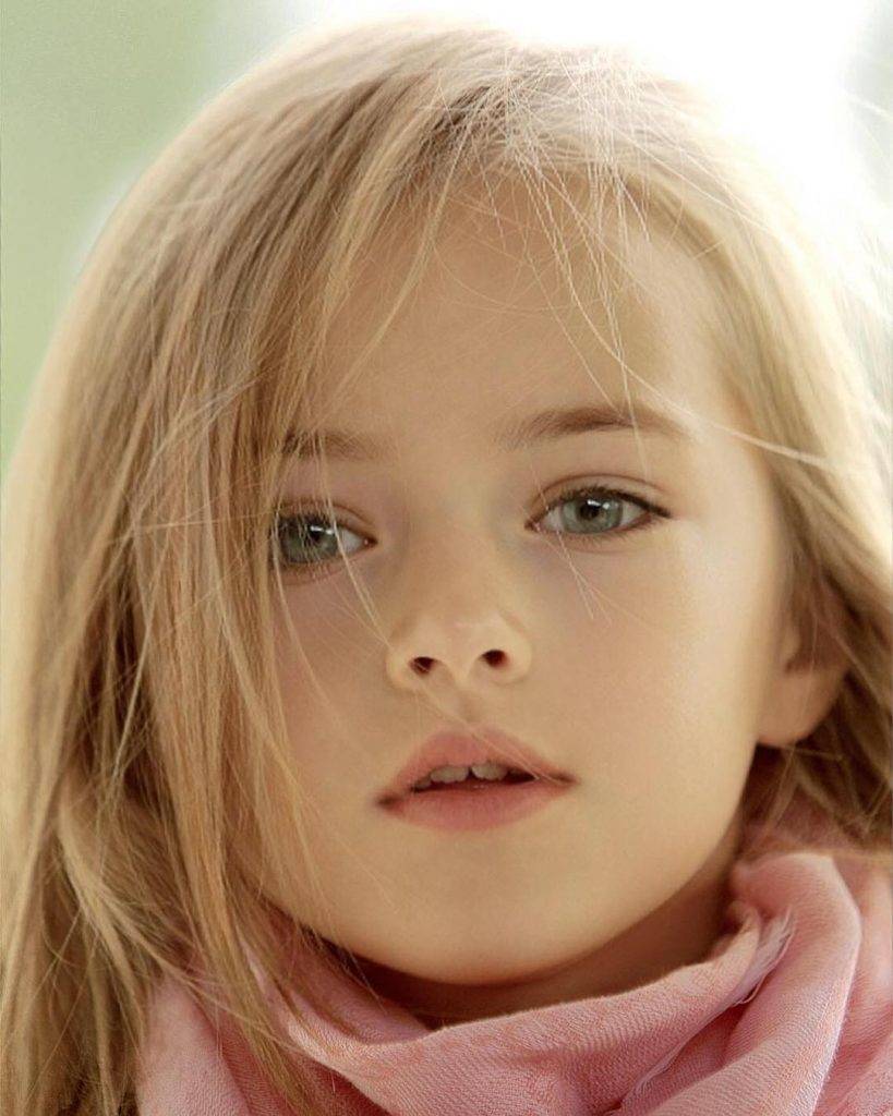 全球最美女孩 皮膚白皙，加上一雙通透的藍色眼睜，讓人一見難忘！