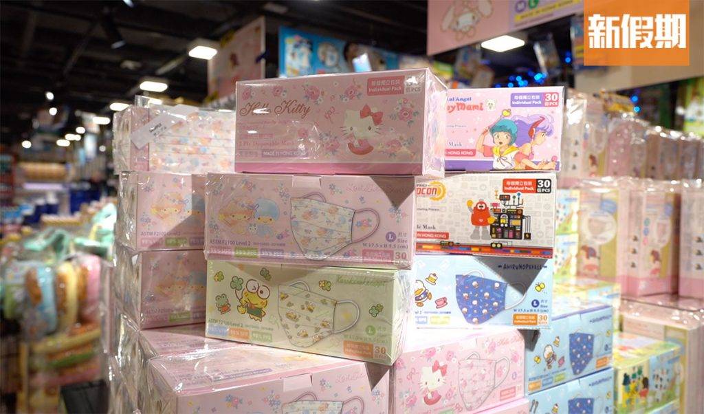 Donki 有卡通人物，如hello kitty、小露寶、AP鴨等等。