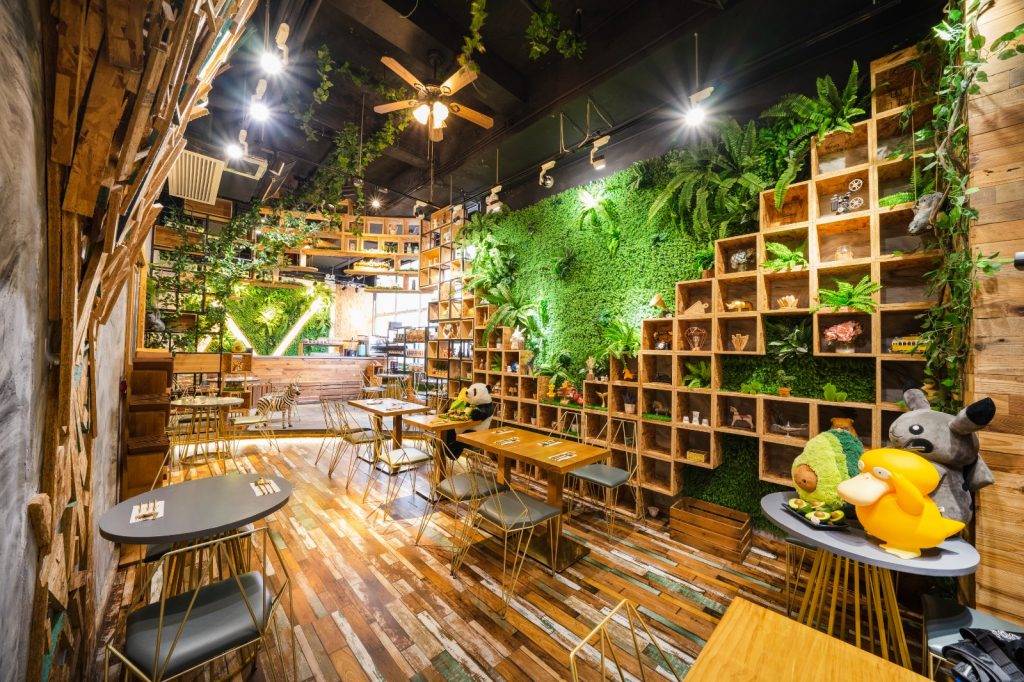  餐廳以森林為主題，配搭原木及綠色做主調，讓食客猶如置身於石屎森林中的一片綠洲。